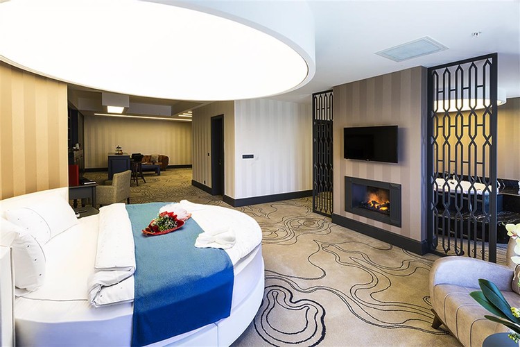 Honeymoon Suite Room