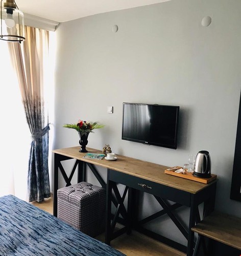 Family Room, Lake View